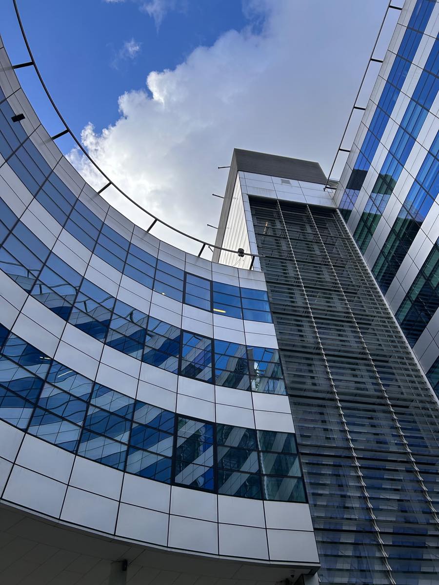 La façade de verre incurvée du Silversquare Delta à Ixelles, vue depuis le pied du bâtiment.